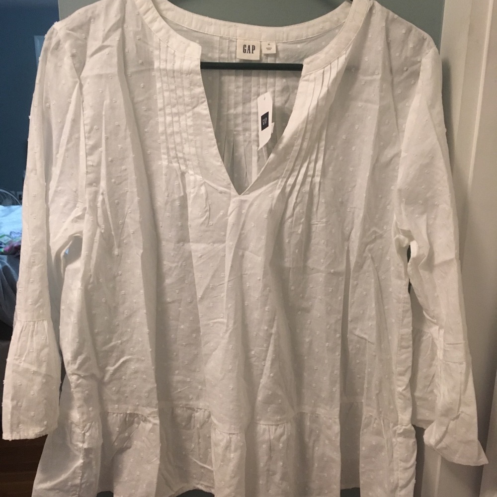 A gap white shirt